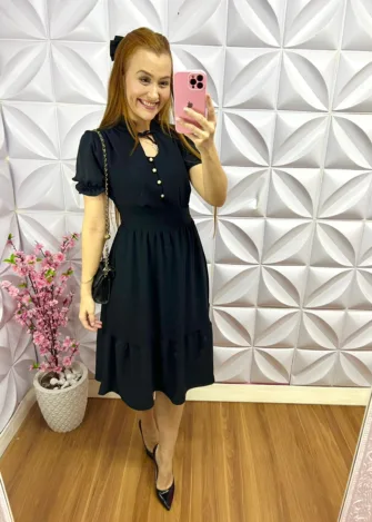 Vestido Dunna Com Gola Laço e Botões Madrepérola Marcelina - Preto - Milla Chic