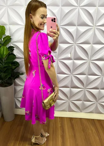 Chemise Dunna Bordado Ate o Joelho Com Camisolinha e Cinto Faixa Caroline - Fuschia - Milla Chic