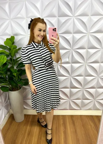 Vestido Crepinho Listrado Com Saia Plissada Aurora - Preto - Milla Chic