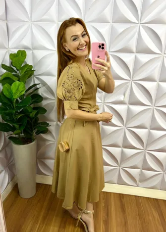 Vestido no Linho Sarjado Bordado Richelieu Damaris - Areia - Milla Chic