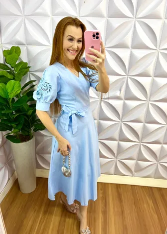 Vestido no Linho Sarjado Bordado Richelieu Damaris - Azul - Milla Chic