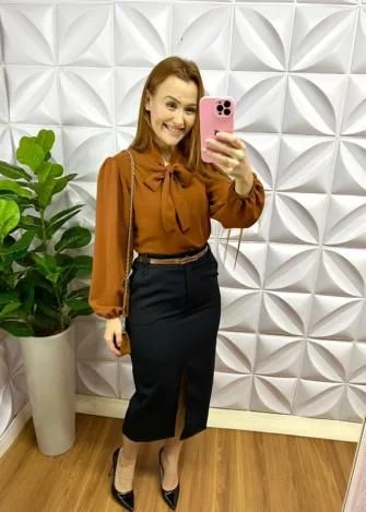 Camisa Dunna Manga Longa Com Gola Laço Elisiany - Caramelo - Milla Chic
