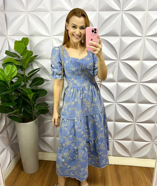 Vestido Jeans Bordado Em Alto Relevo Mídi Rebecca - Azul - Milla Chic