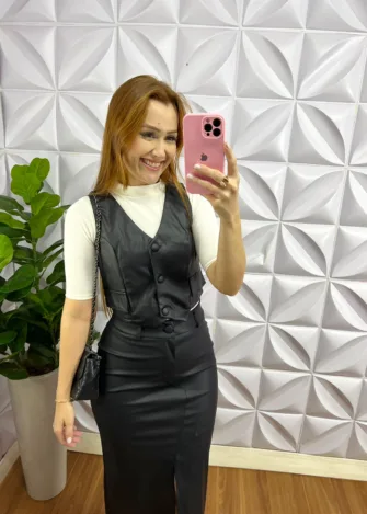 Colete Couro Eco Botão Encapado Livia - Preto - Milla Chic