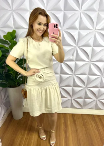 Milla Chic - millachic com br conjunto linhocel mila areia 1 Conjunto Linhocel Saia Drapeada Com Flor Camily - Areia - Milla Chic