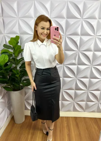 Saia De Couro Midi Com Fenda Frontal Zíper e Botão Encapado Felícia - Preto - Milla Chic
