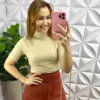 Milla Chic - millachic com br saia suede midi com bolsos gabriele areia copia Blusa Tricot Modal Gola Alta Manga Longa Eloá - Terra Cota - Milla Chic