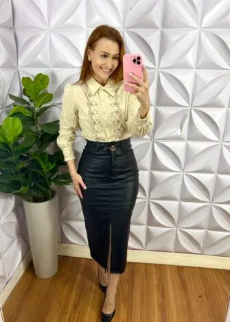 Camisa Linho Babado Sobreposto Bordado Manga Longa Zelândia - Areia - Milla Chic