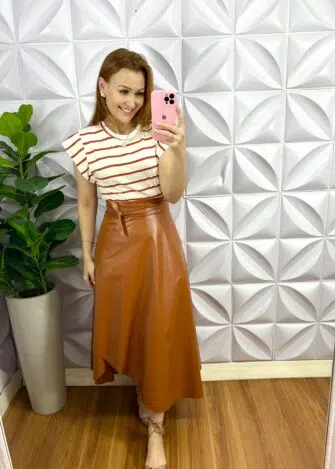 Saia Envelope De Couro Mídi Liriane - Caramelo - Milla Chic