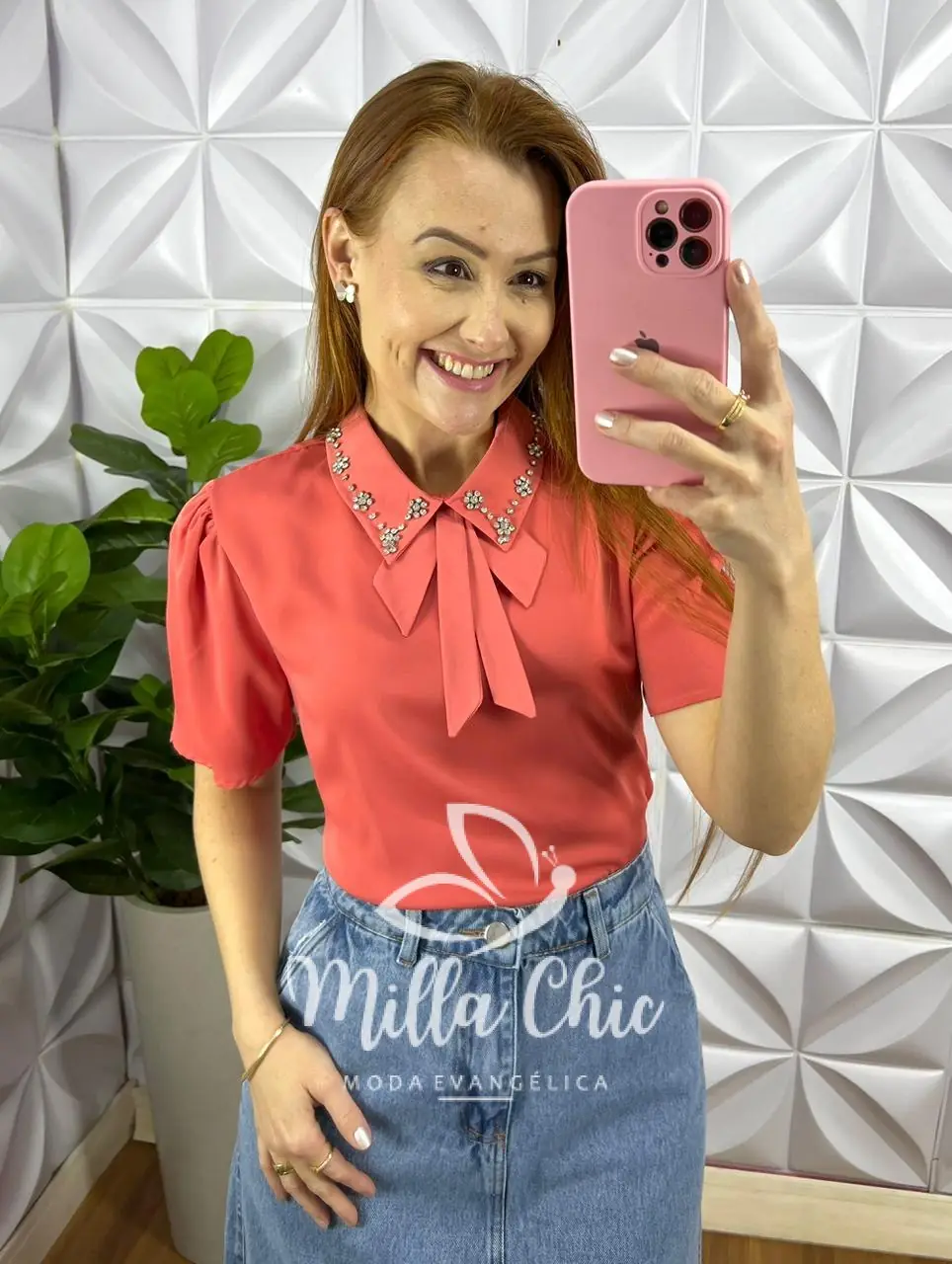 Camisa Crepe de Seda Com Laço Na Gola E Strass Silvia – Salmão – Milla Chic Camisa Crepe de Seda Com Laço Na Gola E Strass Silvia - Salmão - Milla Chic
