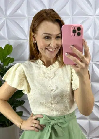 Blusa Cambraia de Linho Com Aplicação de Coração Barbara - Areia - Milla Chic