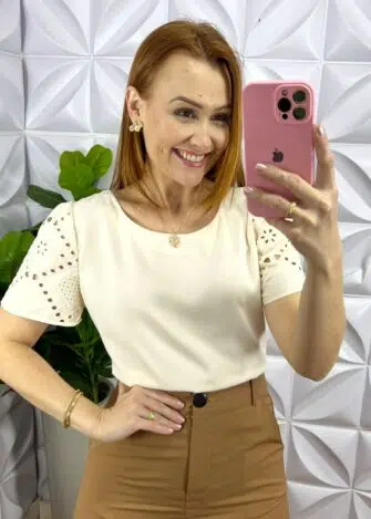 Blusa Cetim Manga Com Bordado Richelieu Sandra - Areia - Milla Chic