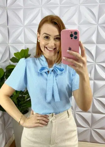 Blusa Crepe Alfaiataria Com Gola Laço Listrada Katia - Baby Blue - Milla Chic