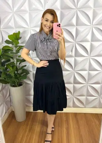 Blusa Crepe Alfaiataria Com Gola Laço Listrada Katia - Preta - Milla Chic