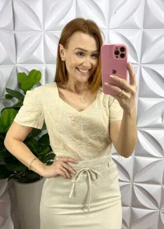 Blusa Cropped Cambraia de Linho Bordado Manga Princesa Gidalti - Areia - Milla Chic