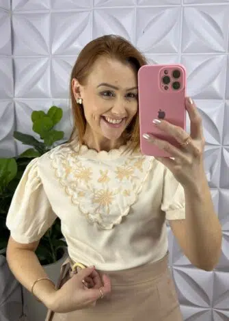 Camisa Crepe de Seda Com Babado Na Gola Bordado Estefani - Areia - Milla Chic