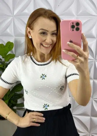 Blusa Tricot Com Bordado Floral Viviane - Branca - Milla Chic