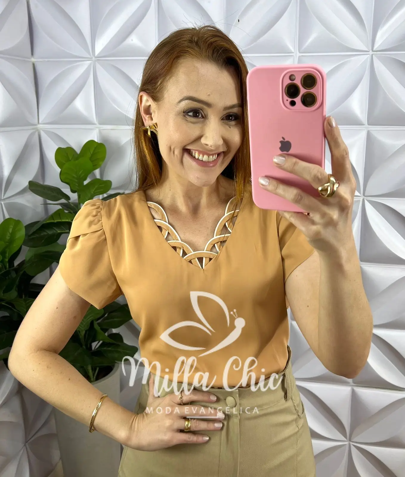 Blusa Crepe Acetinado Detalhe De Fitagem No Decote Zélia – Caramelo – Milla Chic Blusa Crepe Acetinado Detalhe De Fitagem No Decote Zélia - Caramelo - Milla Chic