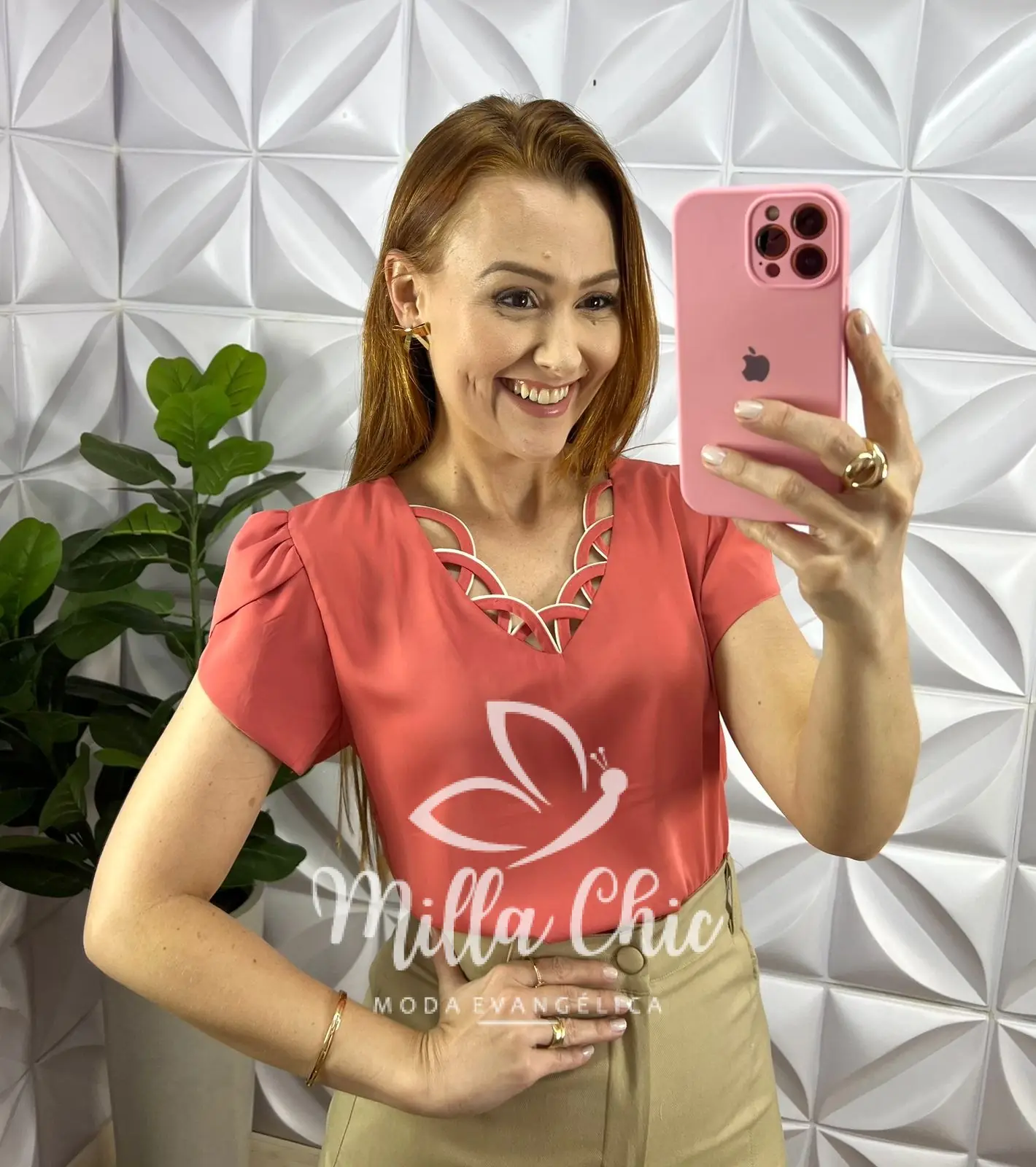 Blusa Crepe Acetinado Detalhe De Fitagem No Decote Zélia – Coral – Milla Chic Blusa Crepe Acetinado Detalhe De Fitagem No Decote Zélia - Coral - Milla Chic