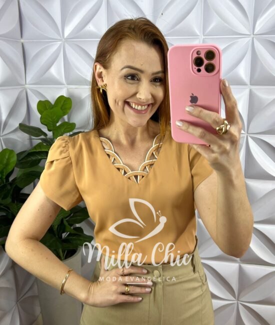 Blusa Crepe Acetinado Detalhe De Fitagem No Decote Zélia - Caramelo - Milla Chic