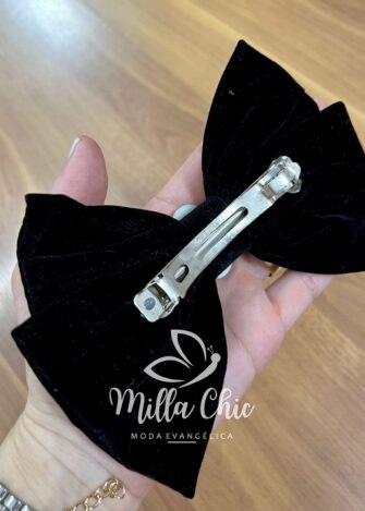 Laço Grande De Veludo Com Broche Karen - Preto Detalhe Branco - Milla Chic