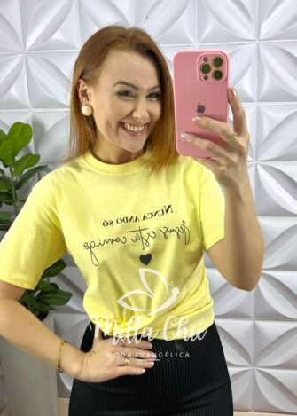 Tshirt De Malha de Algodão Com Frase Silcada Nunca Ando Só - Manteiga - Milla Chic
