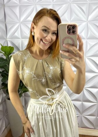 Blusa Cambraia de Linho Bordado Manga Muscle Elisangela - Capuchino - Milla Chic