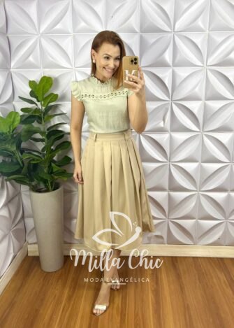 Saia Alfaiataria Com Pregas Estilo Colegial Zíper Nas Costa Cinto Fivela Dourada Alice - Areia - Milla Chic
