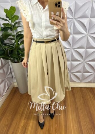 Saia Alfaiataria Com Pregas Estilo Colegial Zíper Nas Costa Cinto Fivela Dourada Alice - Areia - Milla Chic