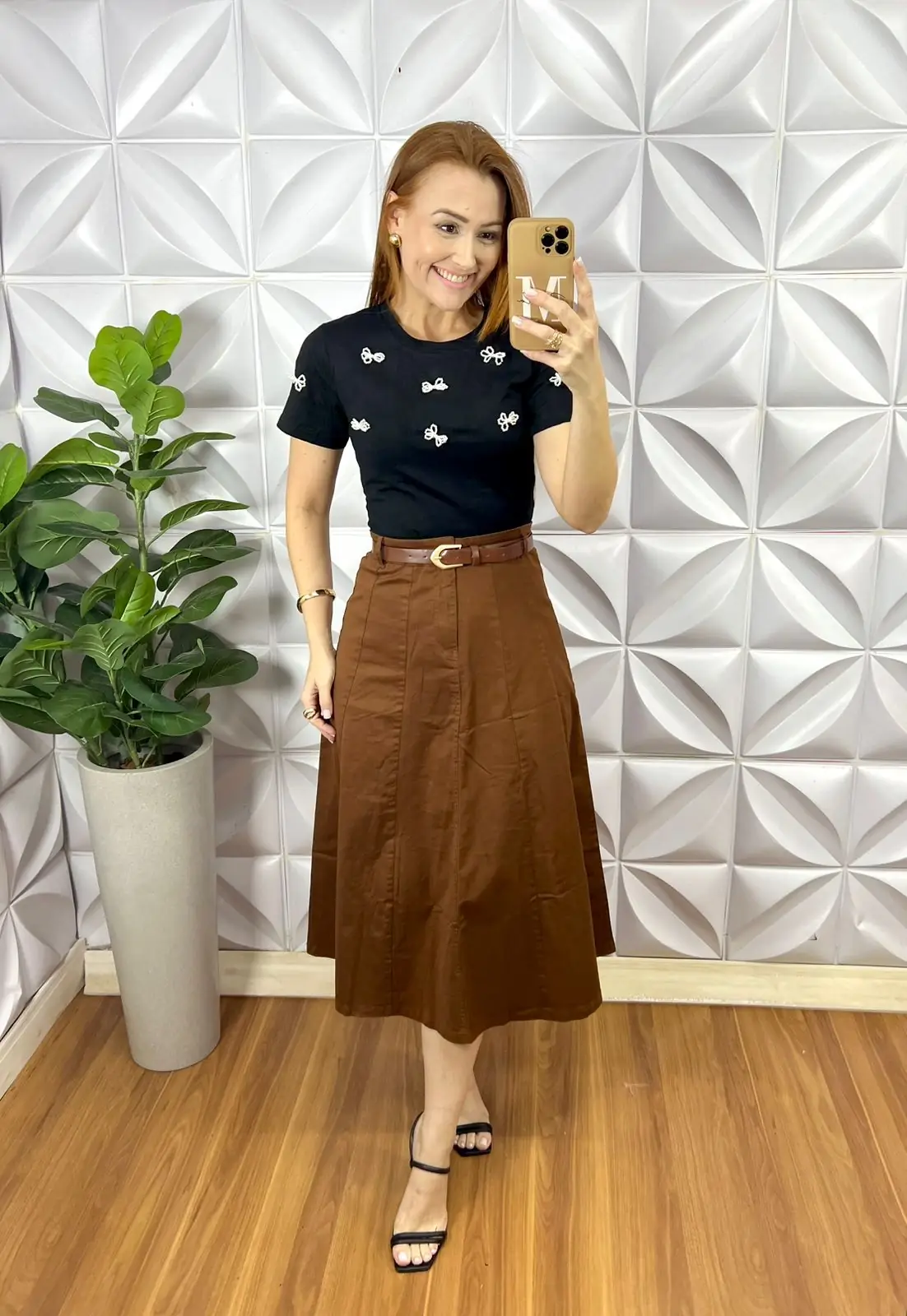 Blusa Tshirt Malha De Algodão Com Aplicação de Laços de Perola Zilda – Preta – Milla Chic Blusa Tshirt Malha De Algodão Com Aplicação de Laços de Perola Zilda - Preta - Milla Chic