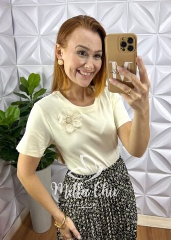 Milla Chic - millachic com br blusa camelia com flor malha algodao manteiga 2 Blusa Camélia Com Flor Malha Algodão - Manteiga - Milla Chic