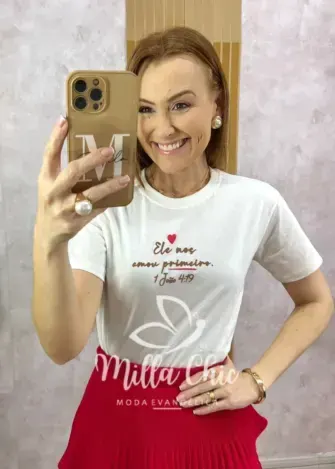 T-shirt Ele Nos Amou Primeiro - Branca - Milla Chic