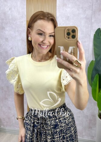 Blusa Marília em malha algodão com guipper - Amarelo manteiga - Milla Chic