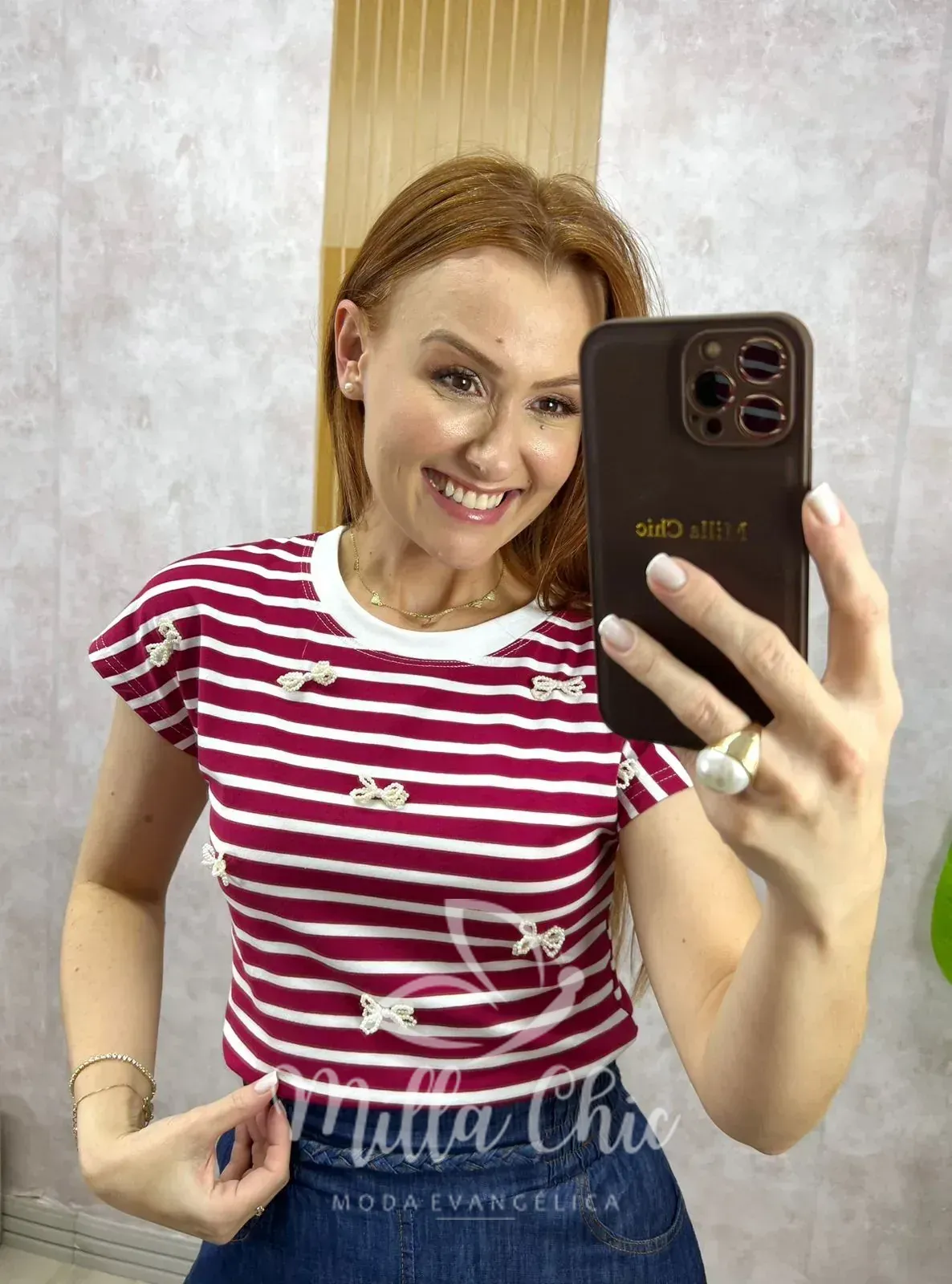 Milla Chic – Blusa Efigênia Em Malha Listrada Bordada – Cherry Milla Chic - Blusa Efigênia Em Malha Listrada Bordada - Cherry