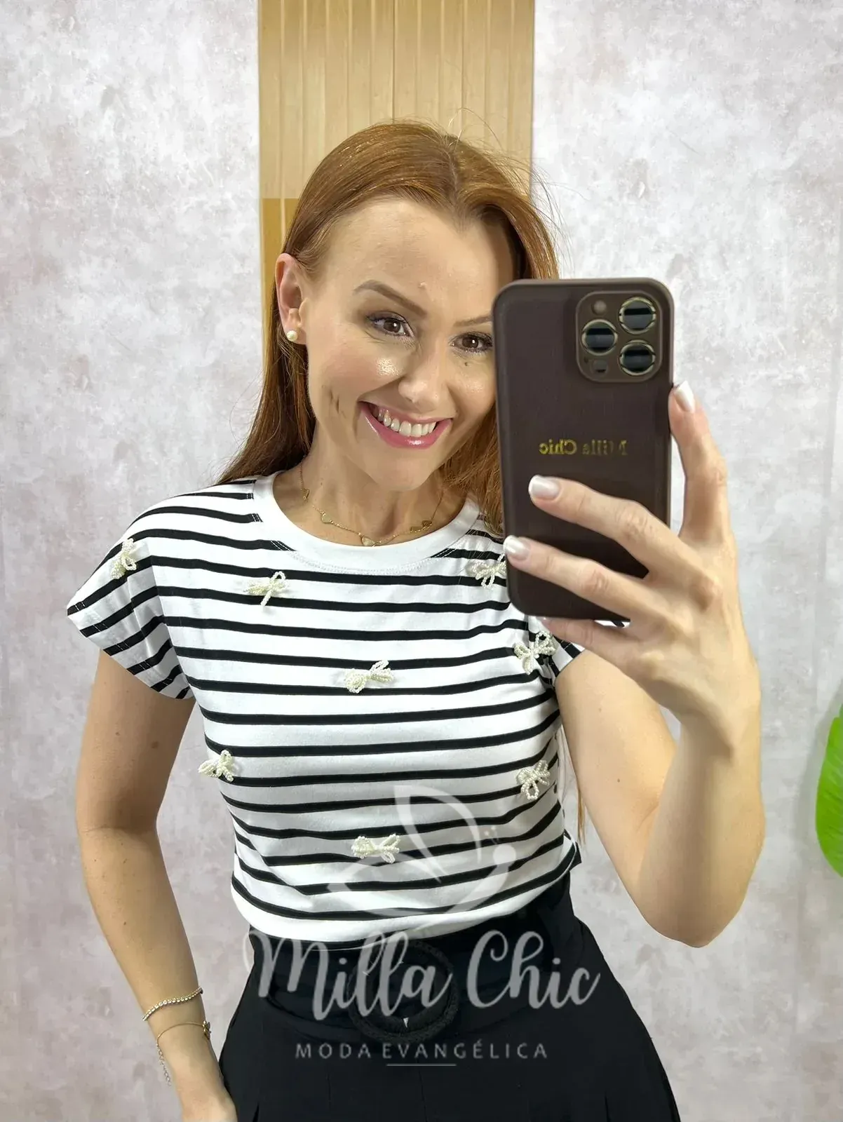 Milla Chic – Blusa Efigênia Em Malha Listrada Bordada – Preta Milla Chic - Blusa Efigênia Em Malha Listrada Bordada - Preta