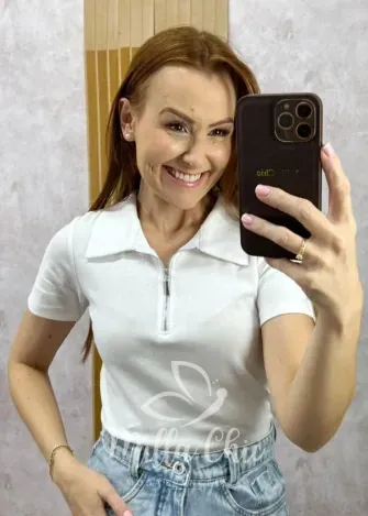 Milla Chic – Blusa Tânia Gola Polo Zíper – Branca Milla Chic - Blusa Tânia Gola Polo Zíper - Branca