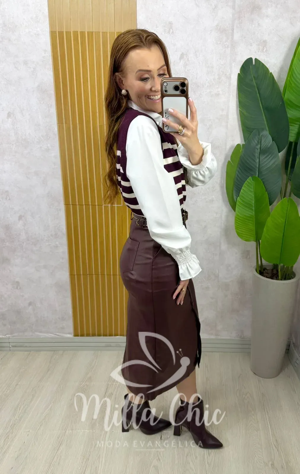 Milla Chic – Saia Antonella em sarja resinada – Açaí Milla Chic - Saia Antonella em sarja resinada - Açaí