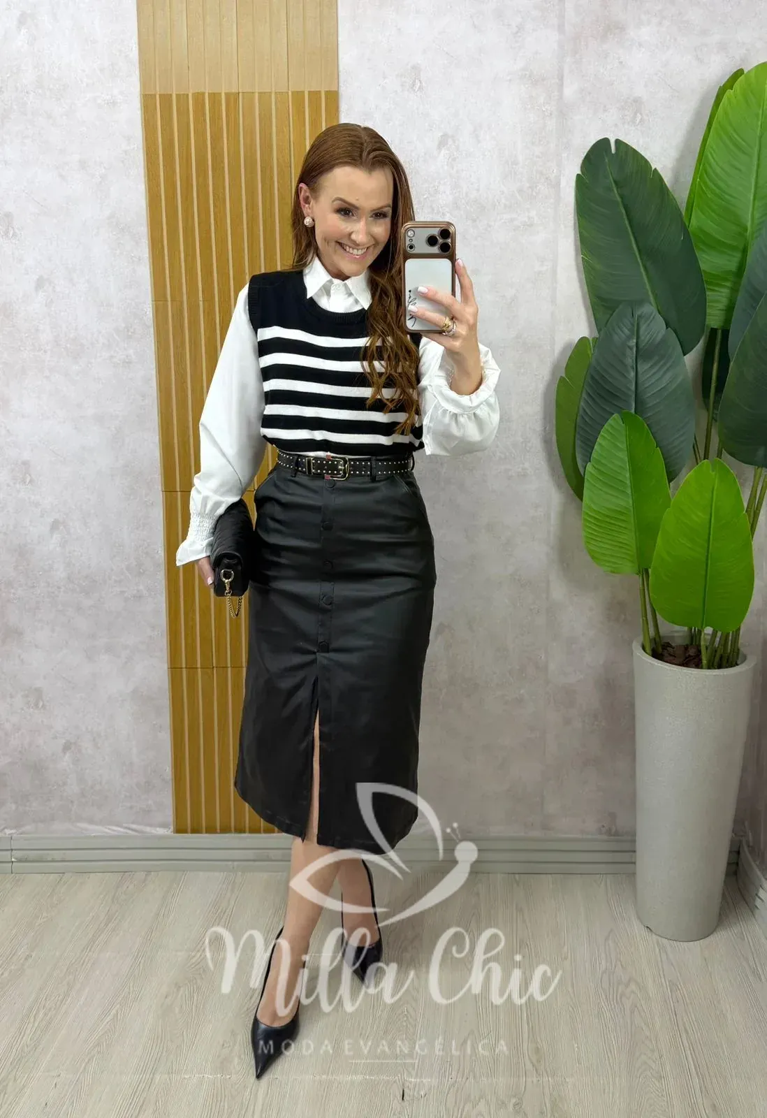 Milla Chic – Saia Antonella em sarja resinada – Preta (cópia) Milla Chic - Saia Antonella em sarja resinada - Preta (cópia)