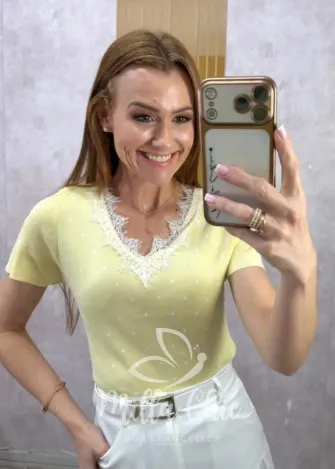 Milla Chic - Blusa Cecília — Tricô Modal com Poá e Renda Chantilly - Manteiga